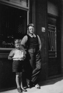 Emiel Decraemer, Robert Decraemer, winkel Statiestraat 130 in 1948