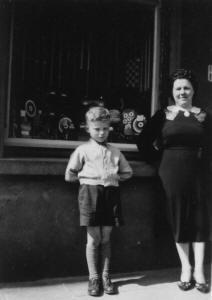 Maria Vyvey, Robert Decraemer, winkel Statiestraat 130 in 1948
