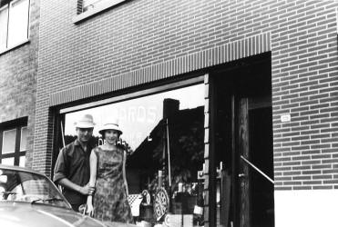 Robert & Noëlla voor de winkel in de Stationstraat 179 in 1964
